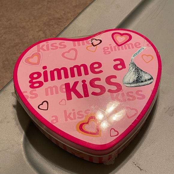 NIP collectible Hershey’s Heart Gimme A Kiss tin Valentine's Day great gift - Picture 4 of 5